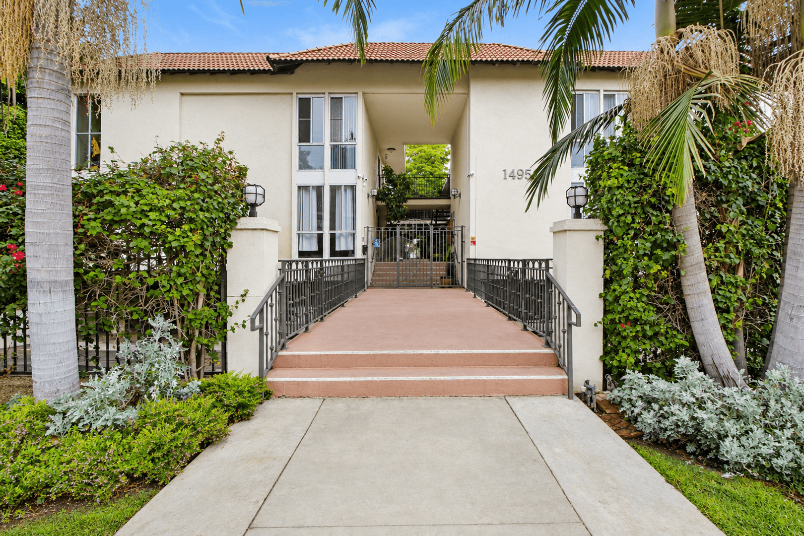 Sherman Oaks Apartment: 14955 Dickens St