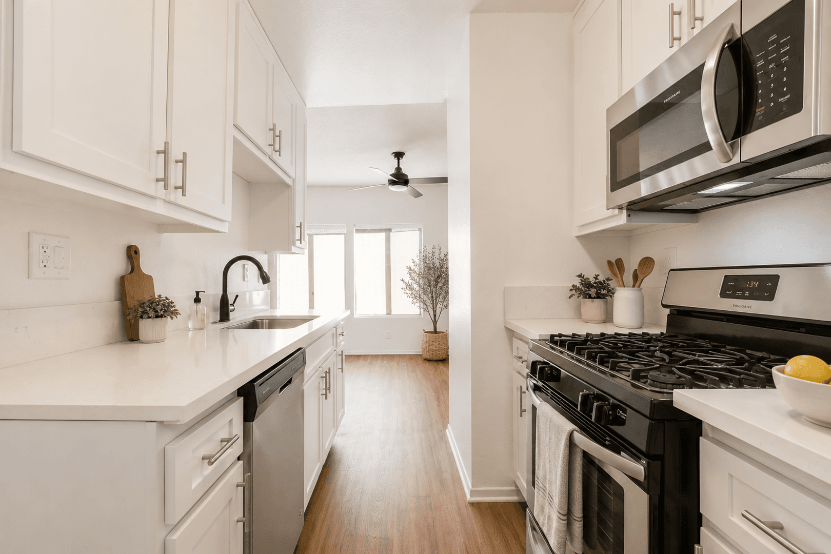 Northridge Apartment: 16901 - 16915 Napa St