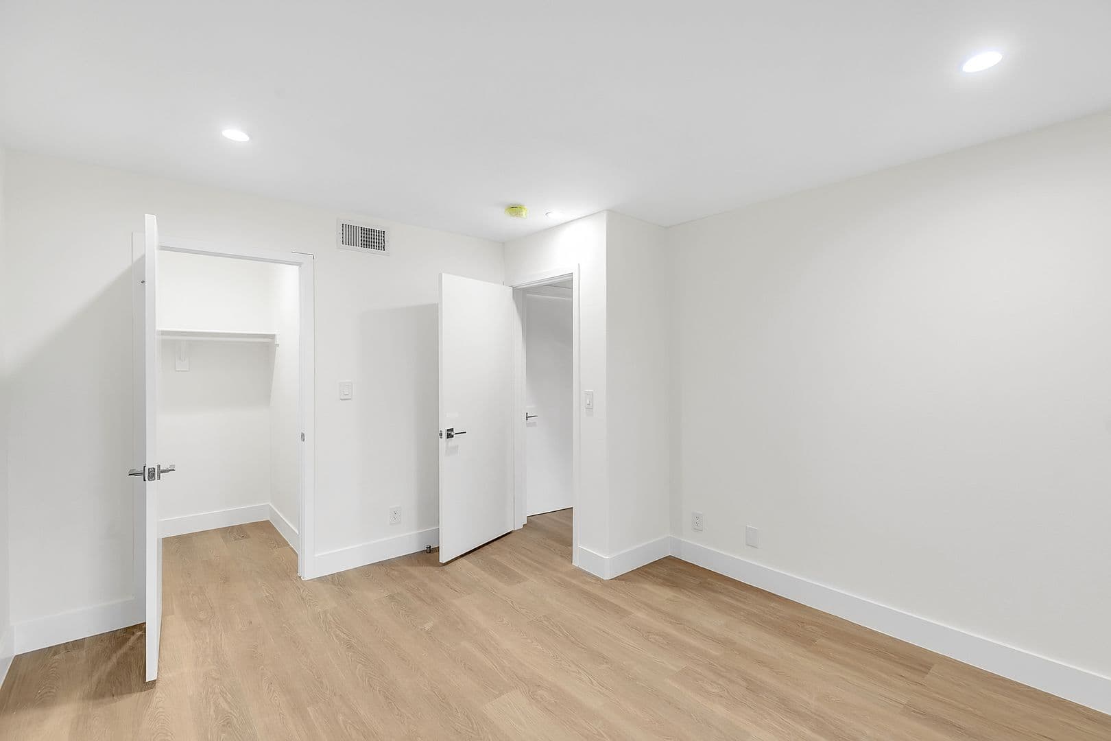 Santa Monica Apartment: 1133 25th St