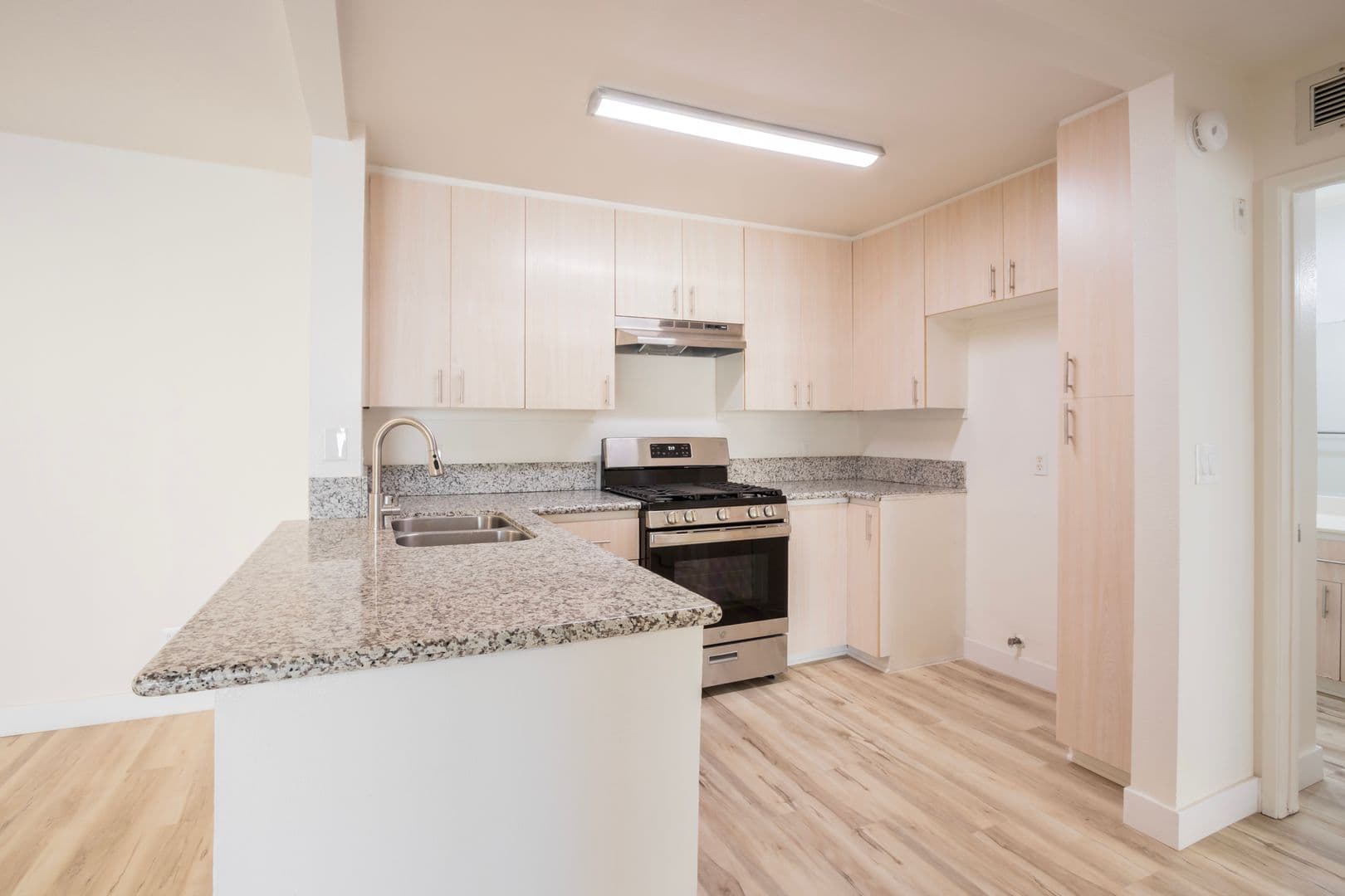 Northridge Apartment: 10020 Zelzah Avenue