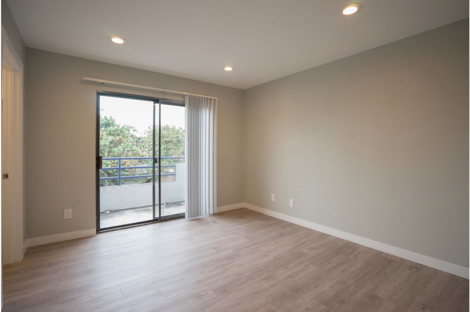 Los Angeles Apartment: 3426 W 1st St
