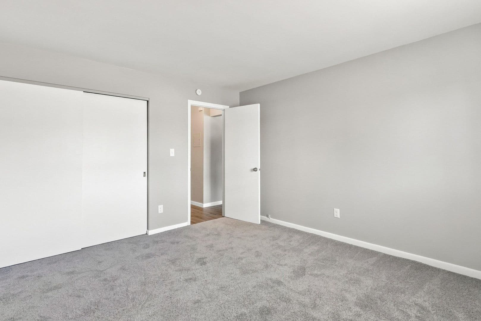 Moline Apartment: 725 16th Avenue
