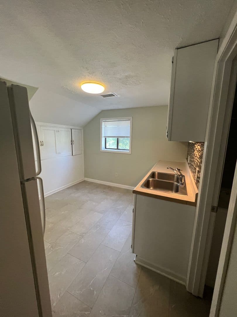 Davenport Apartment: 916 Bridge Ave.