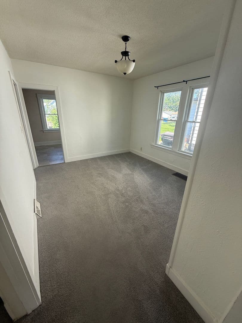 Moline Apartment: 205-207 18th Ave