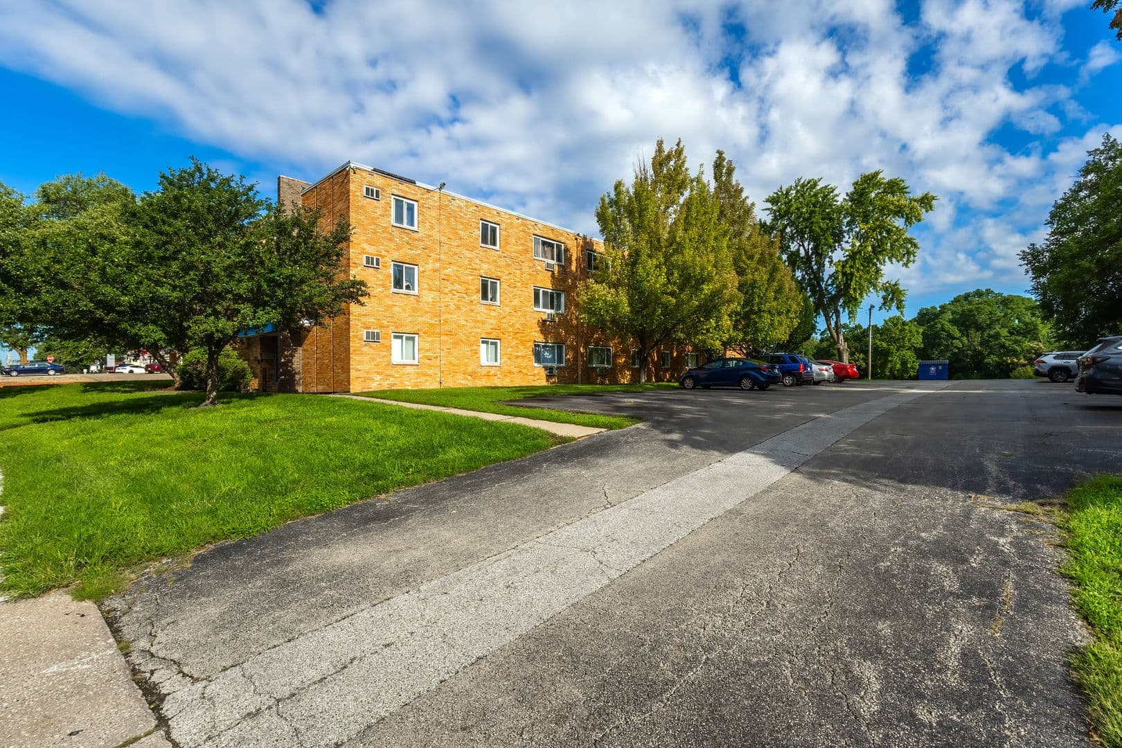 Moline Apartment: 725 16th Avenue