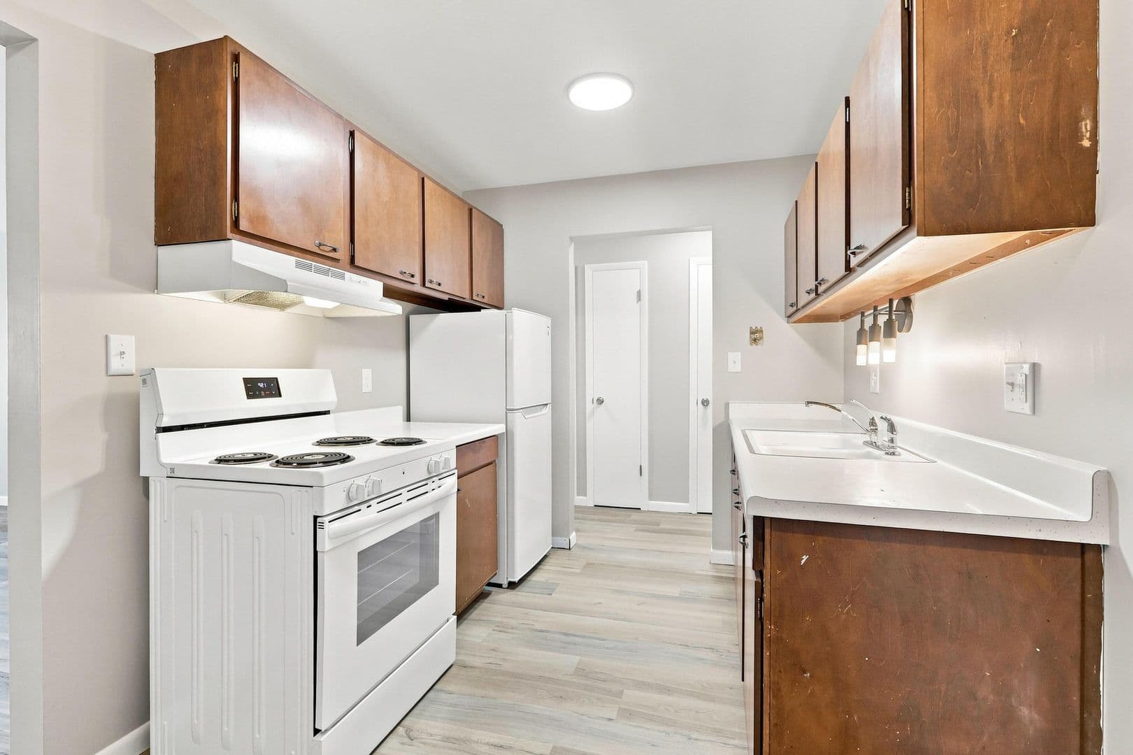 Moline Apartment: 725 16th Avenue