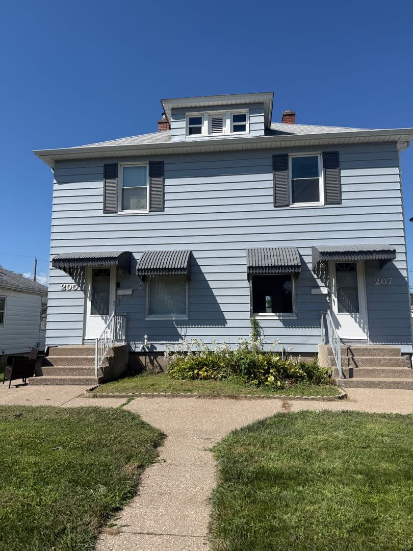 Moline Apartment: 205-207 18th Ave