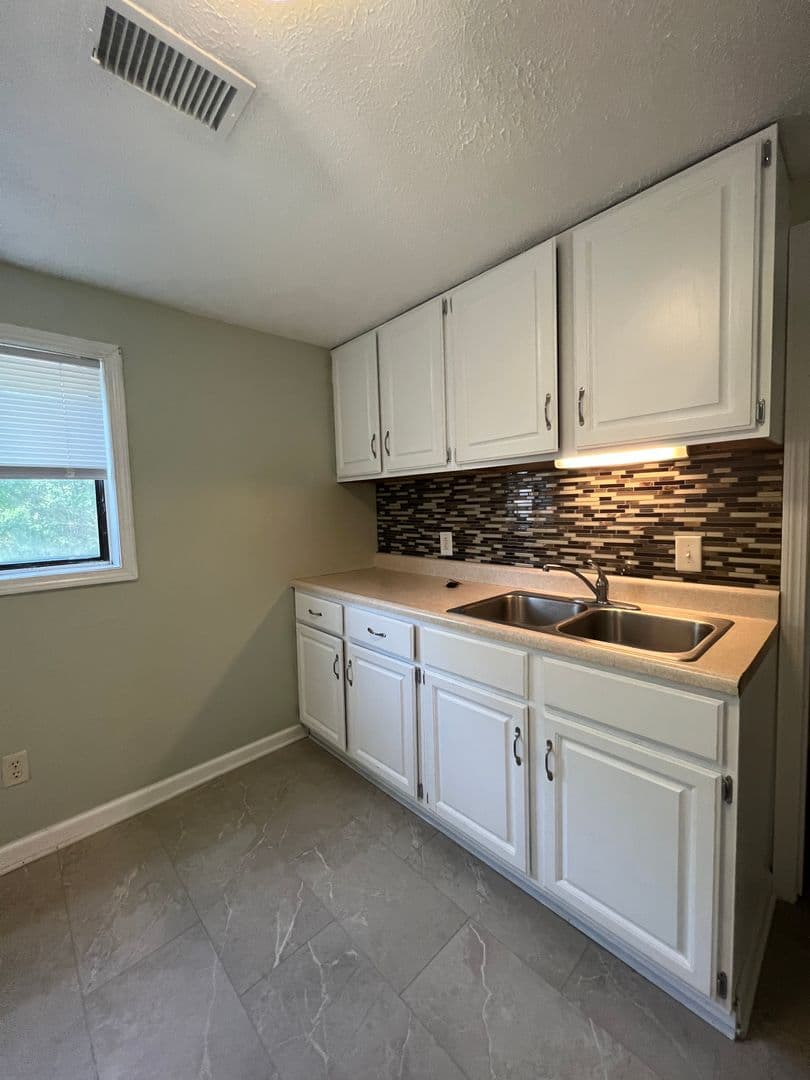 Davenport Apartment: 916 Bridge Ave.