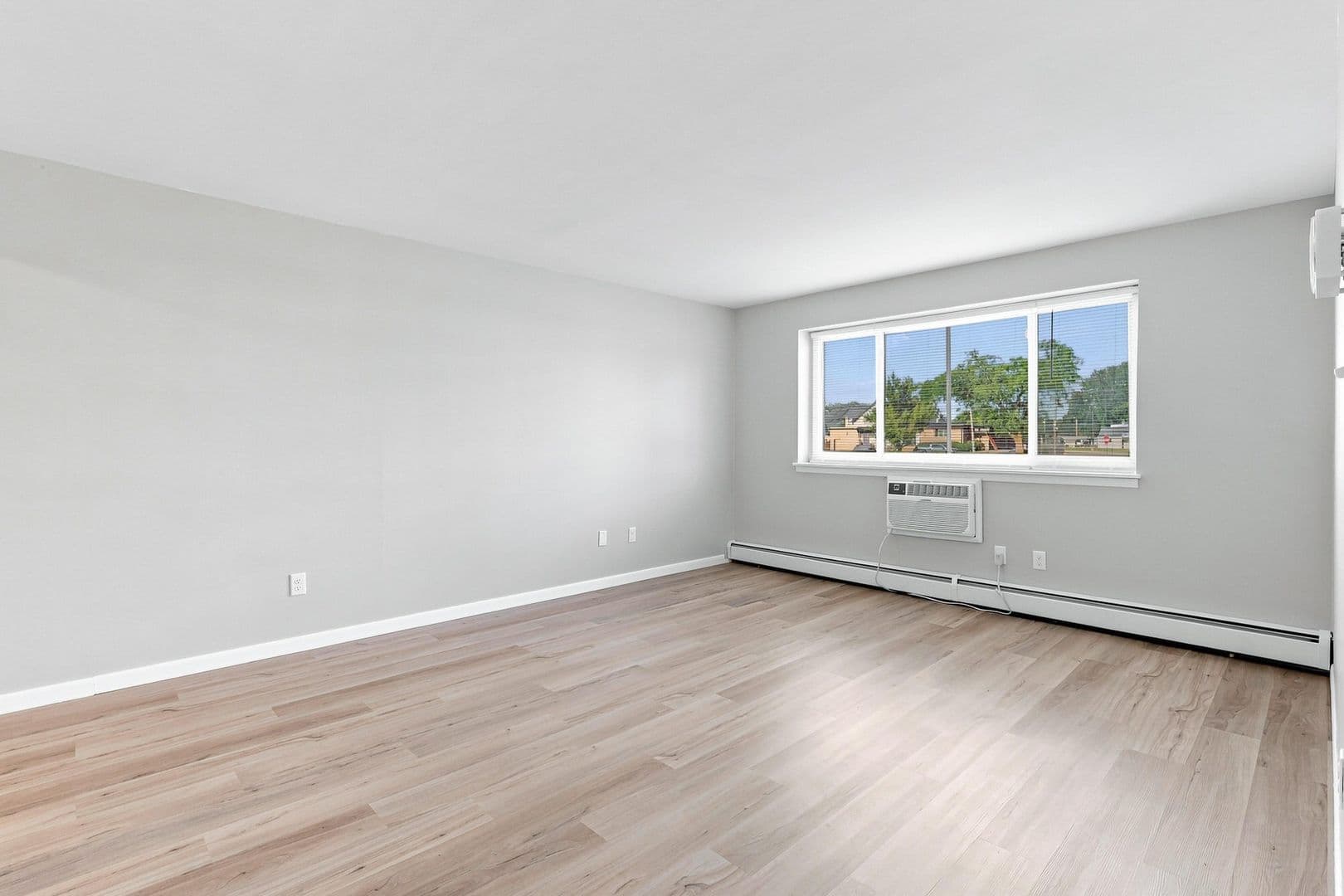 Moline Apartment: 725 16th Avenue