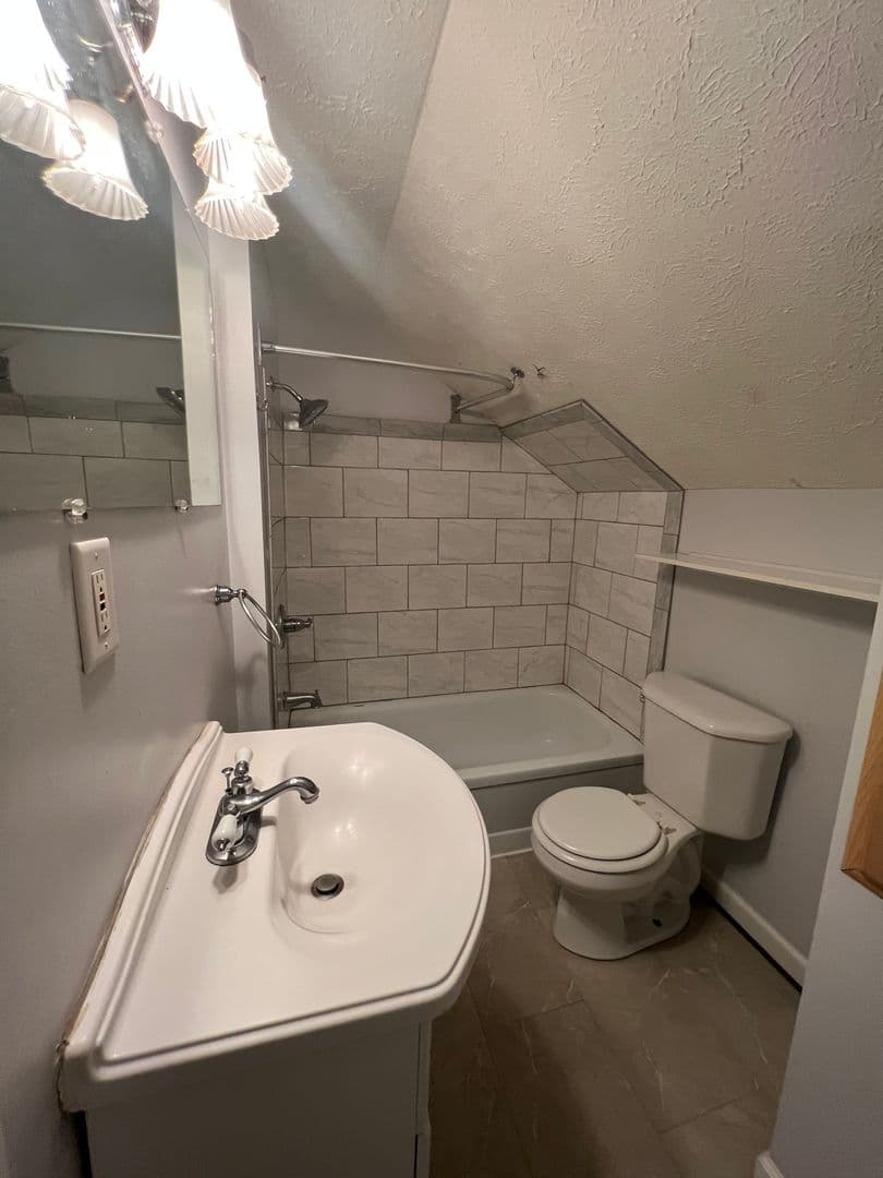 Davenport Apartment: 916 Bridge Ave.