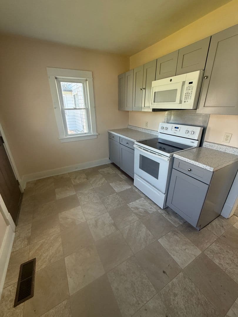 Moline Apartment: 205-207 18th Ave