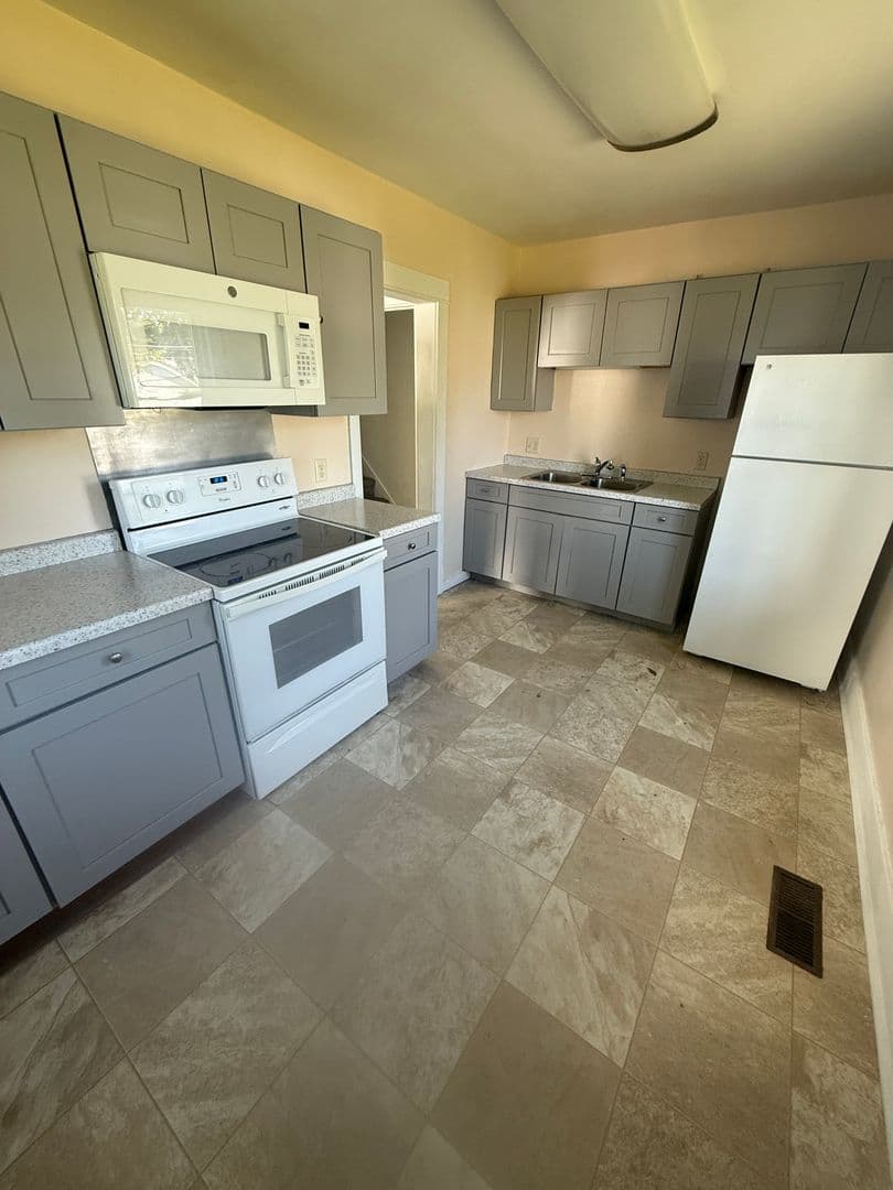 Moline Apartment: 205-207 18th Ave