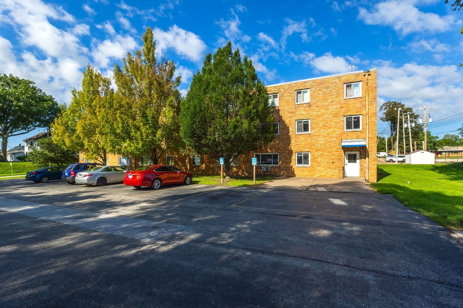 Moline Apartment: 725 16th Avenue