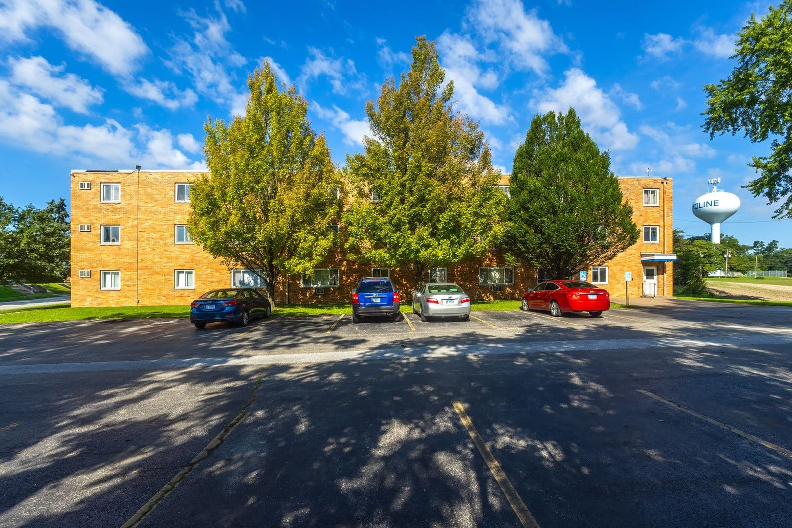 Moline Apartment: 725 16th Avenue