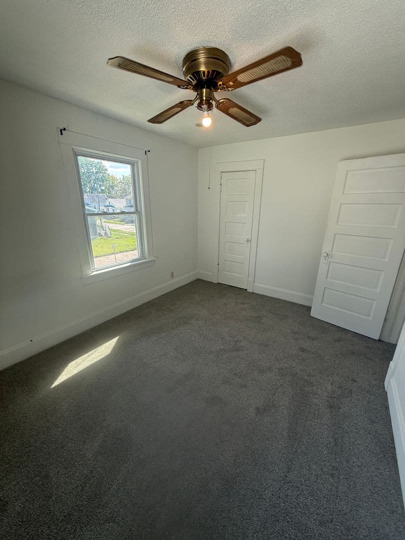 Moline Apartment: 205-207 18th Ave