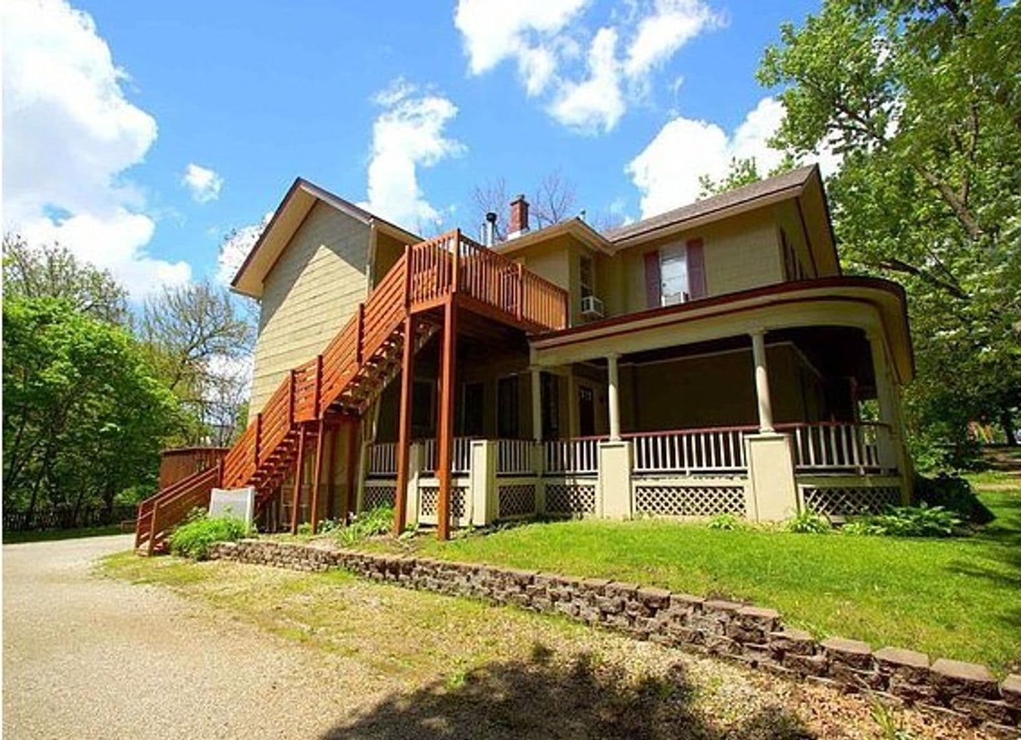 Davenport Apartment: 916 Bridge Ave.
