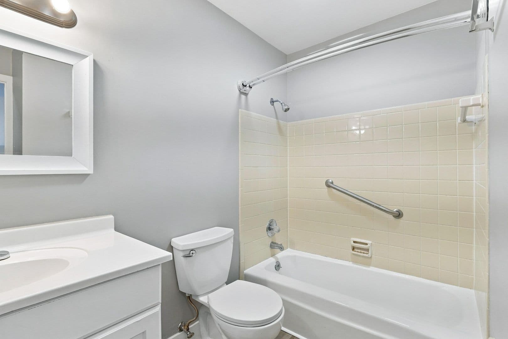 Moline Apartment: 725 16th Avenue