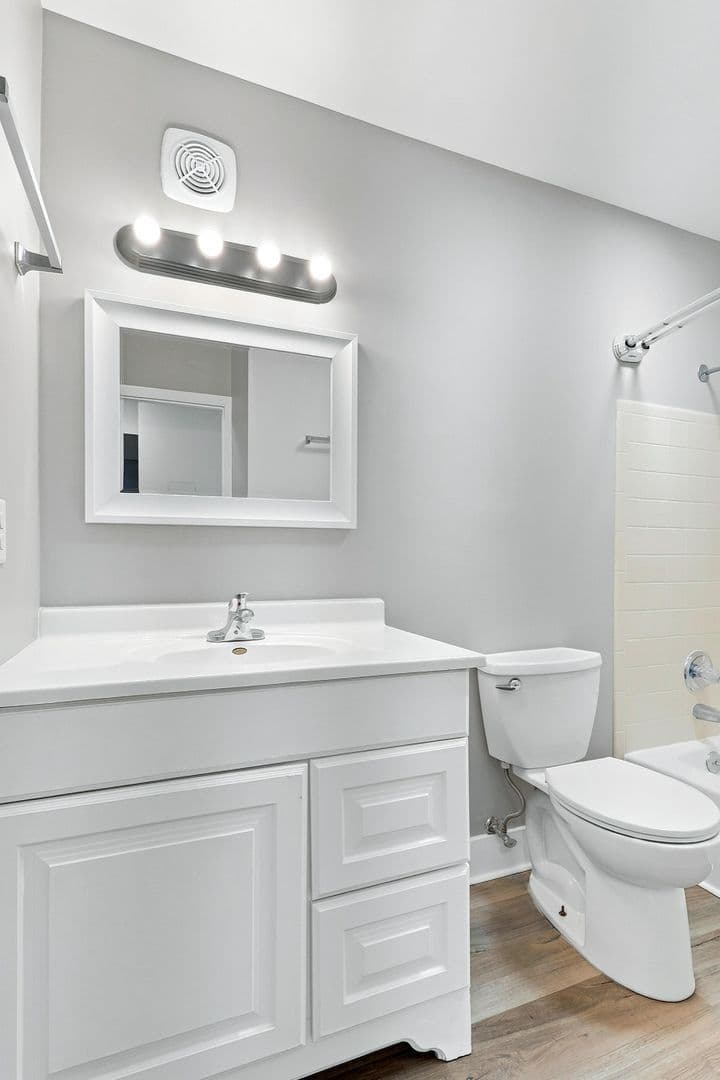 Moline Apartment: 725 16th Avenue