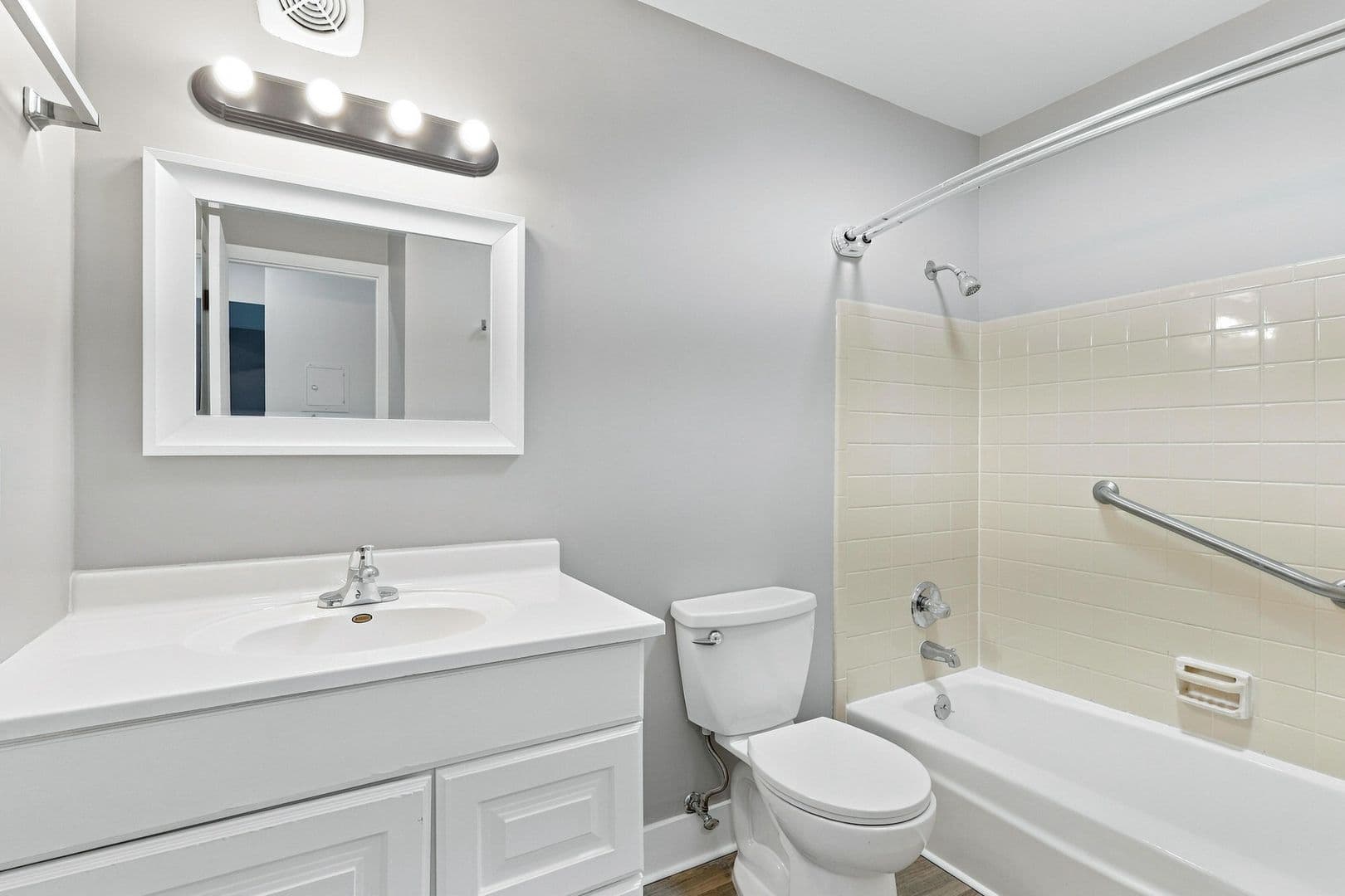 Moline Apartment: 725 16th Avenue
