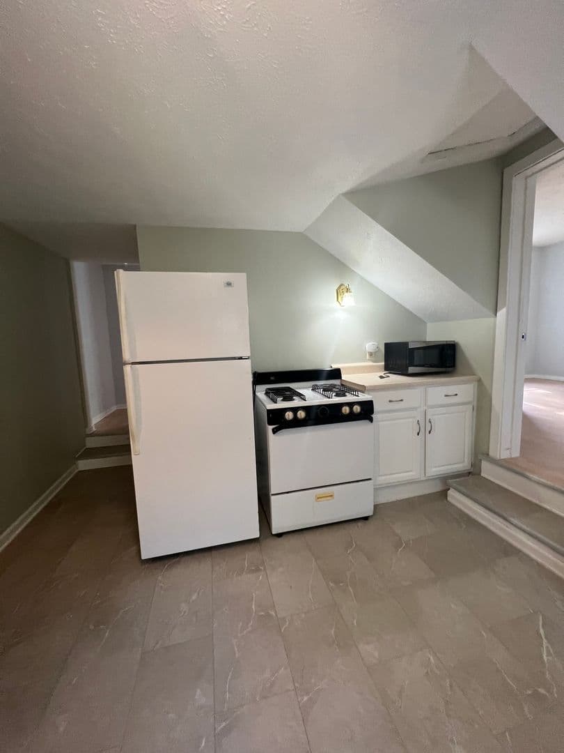 Davenport Apartment: 916 Bridge Ave.