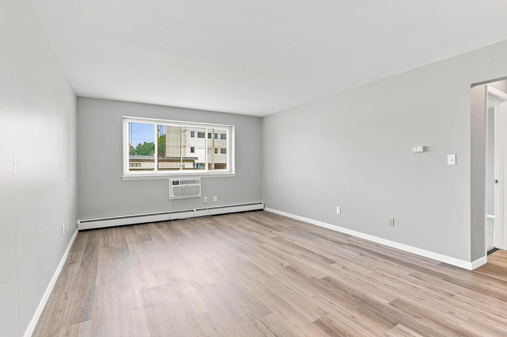 Moline Apartment: 725 16th Avenue