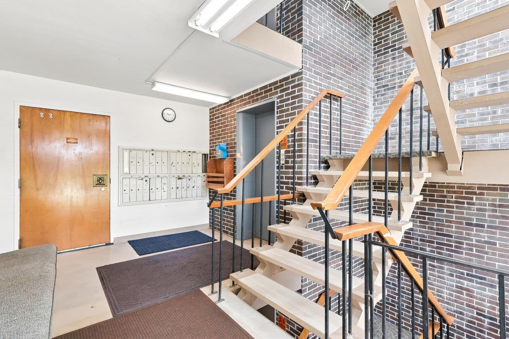 Moline Apartment: 725 16th Avenue
