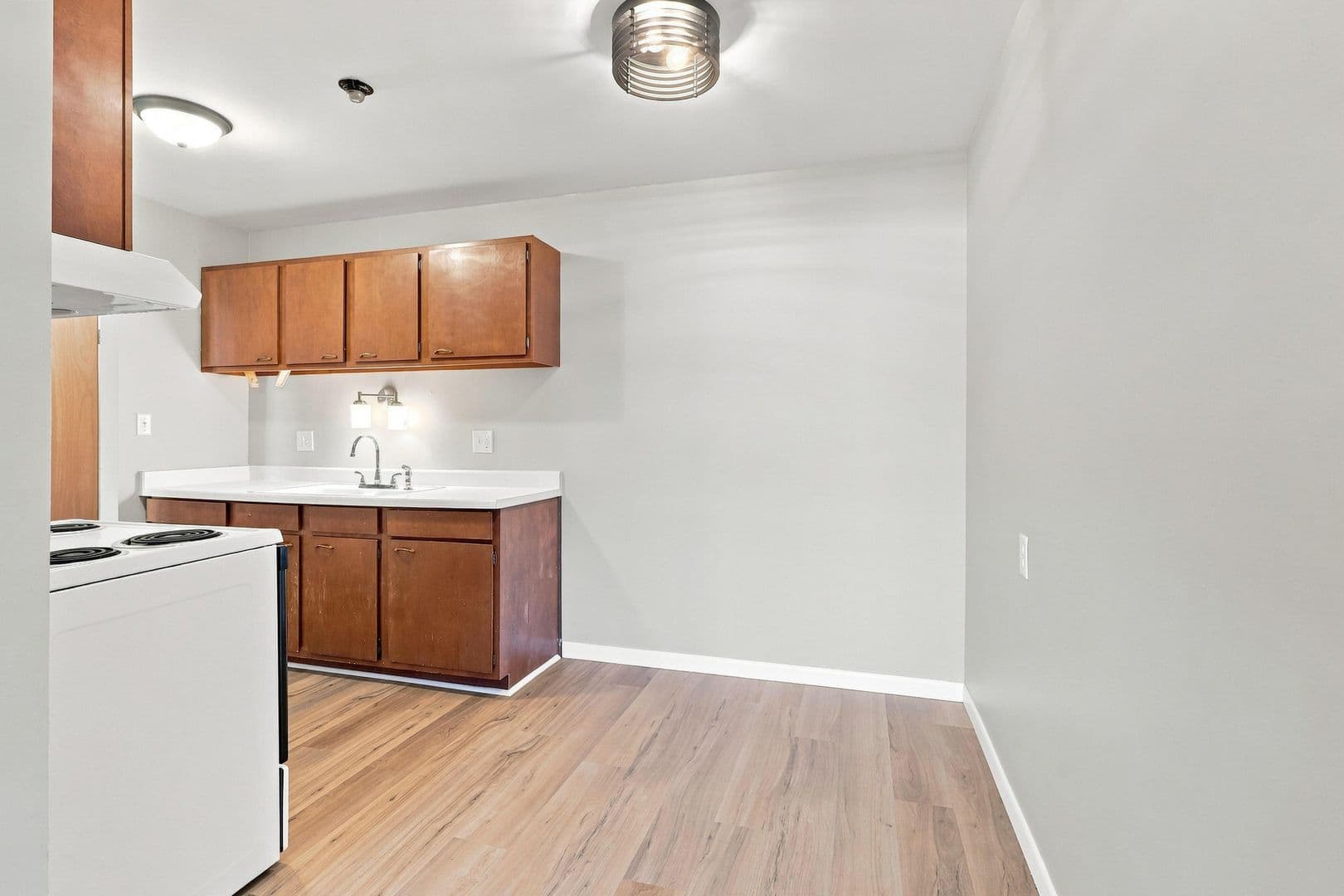 Moline Apartment: 725 16th Avenue
