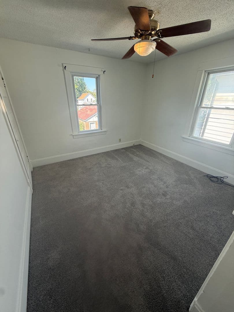 Moline Apartment: 205-207 18th Ave