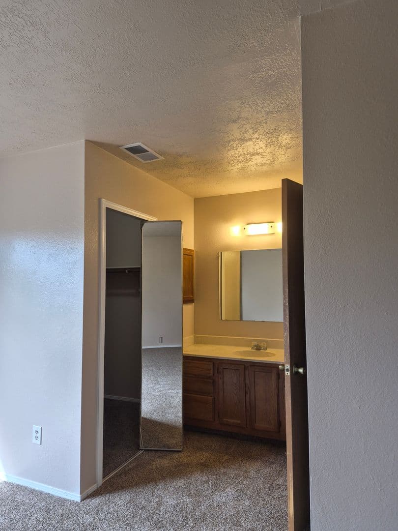 Rio Rancho House: 691 Littler Dr SE