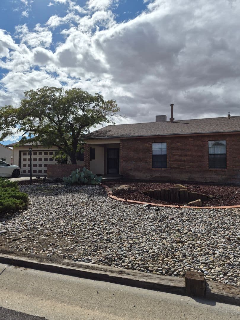 Rio Rancho House: 691 Littler Dr SE