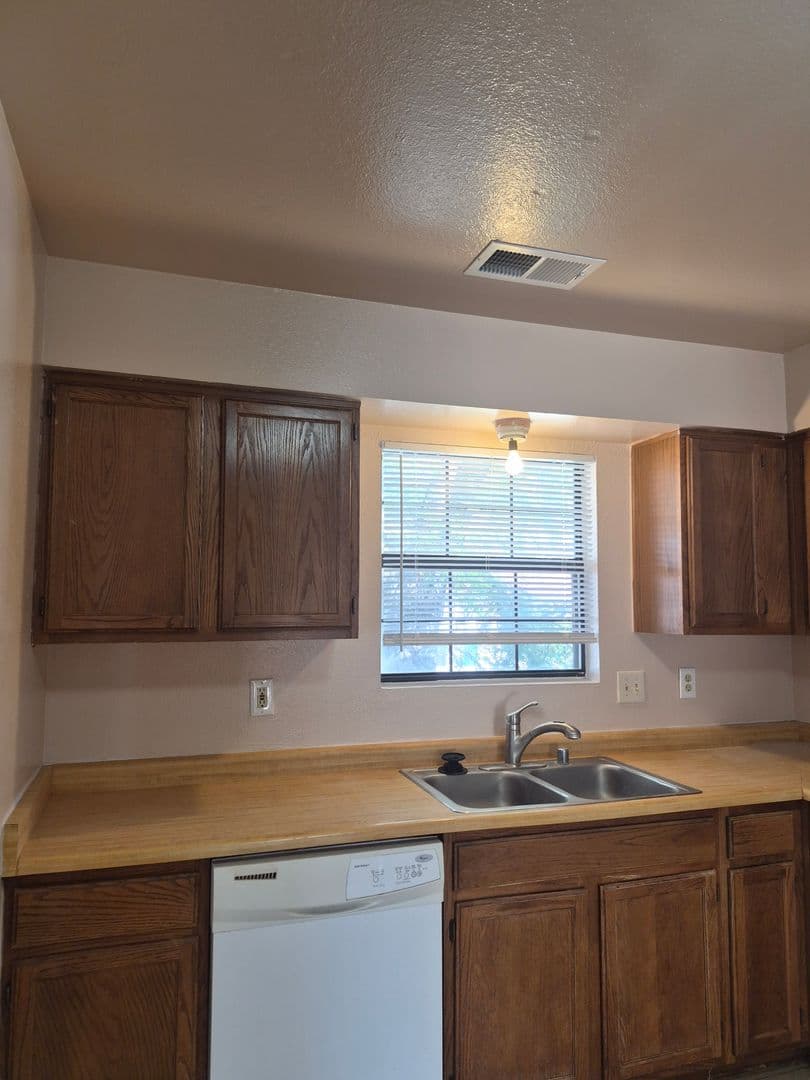 Rio Rancho House: 691 Littler Dr SE