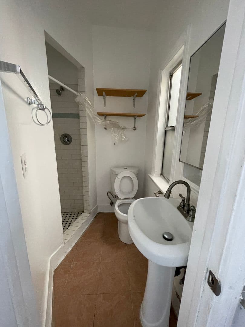 Los Angeles Apartment: 1411 Toberman Street