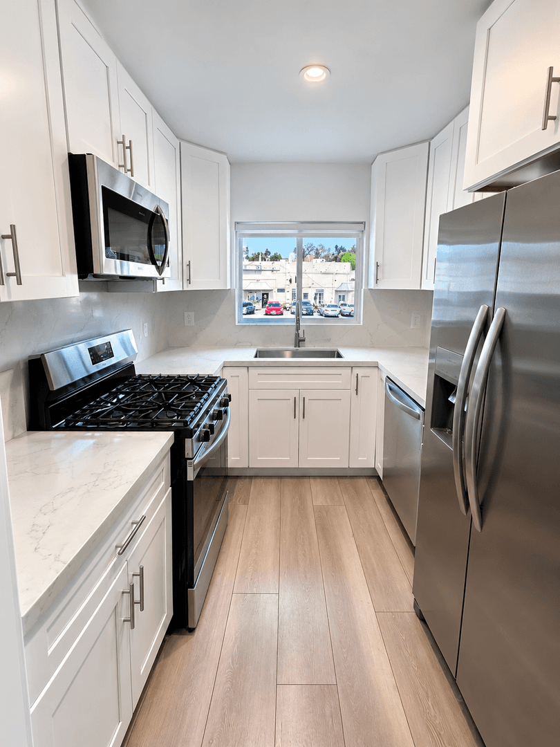 Los Angeles Apartment: 11675 Darlington Avenue