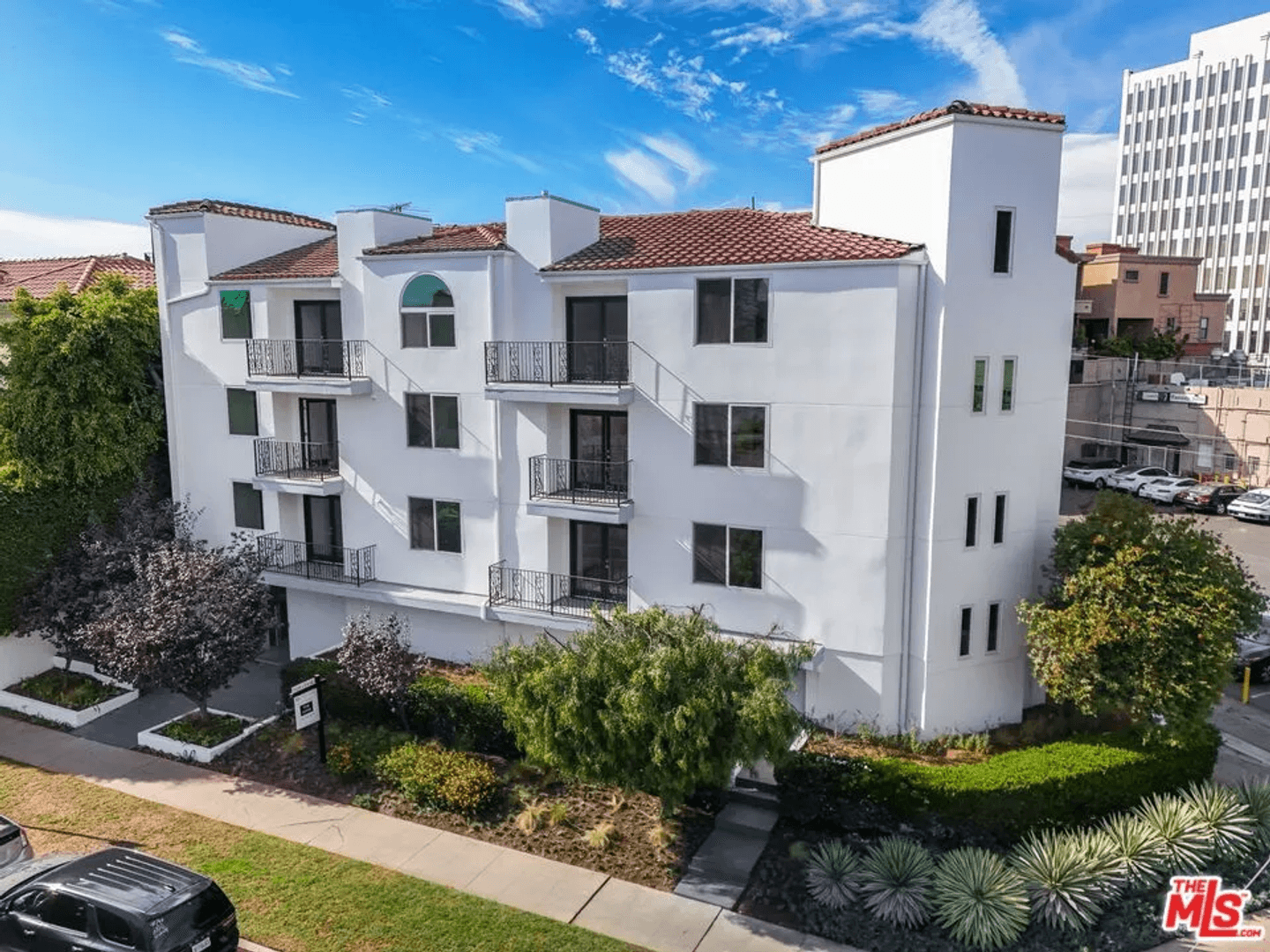 Los Angeles Apartment: 11675 Darlington Avenue