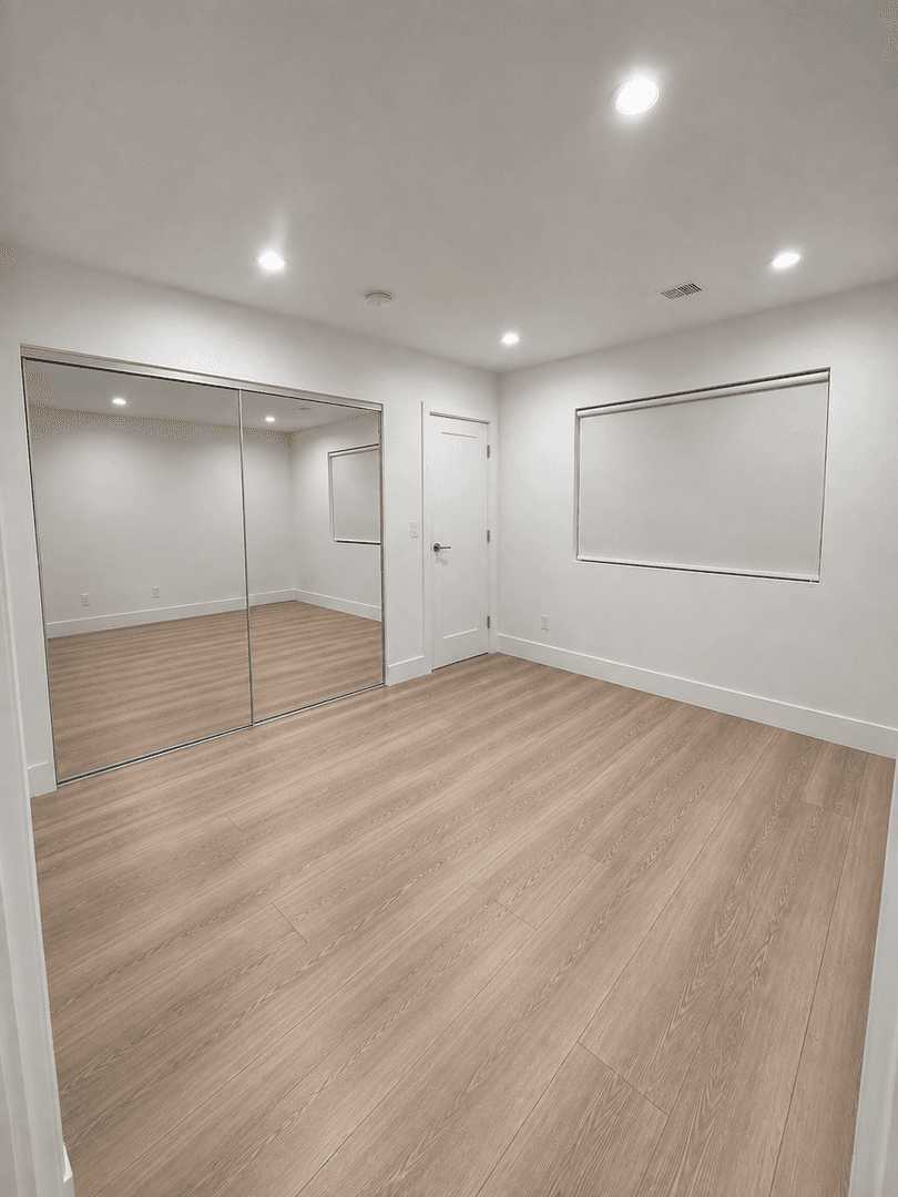 Los Angeles Apartment: 11675 Darlington Avenue