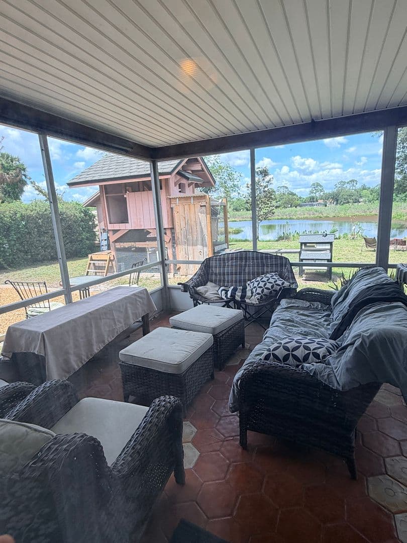 Debary House: 268 Valencia