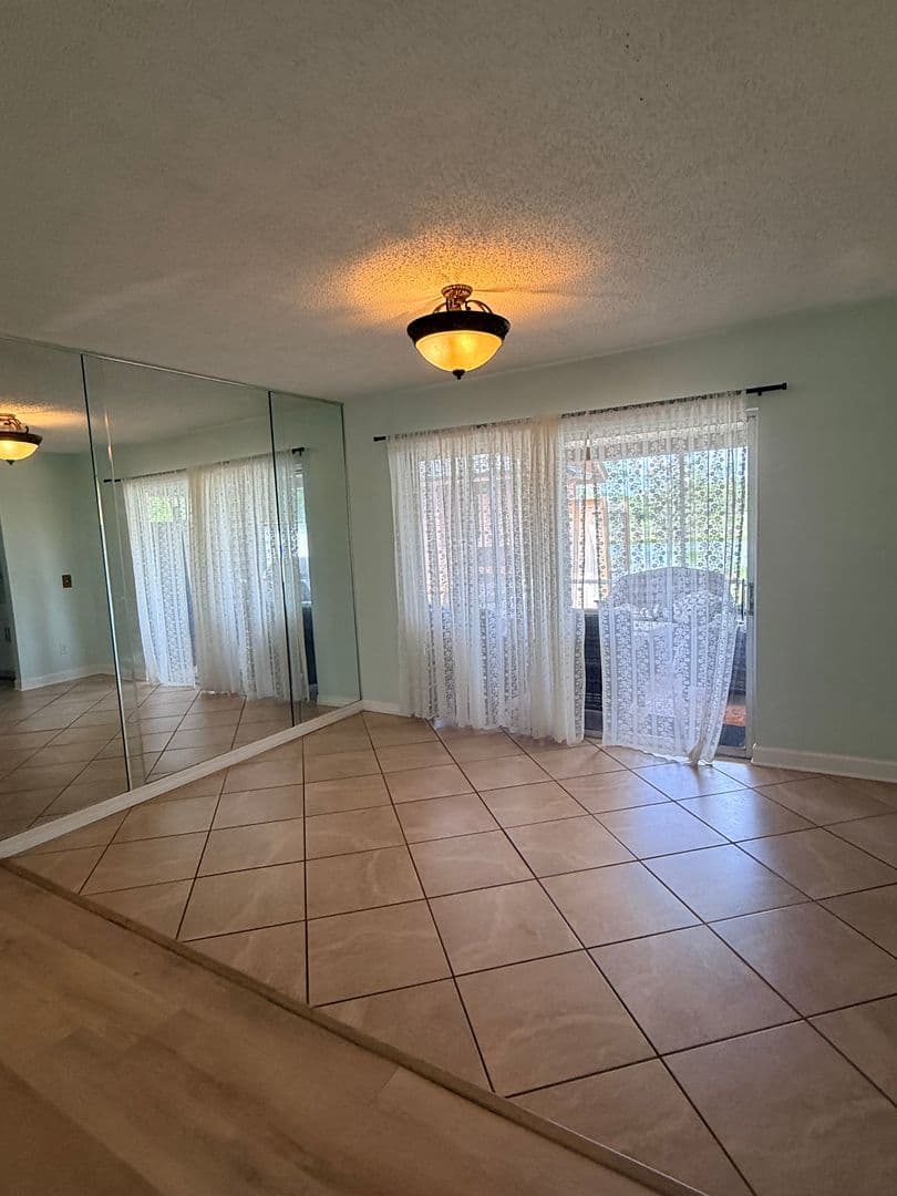 Debary House: 268 Valencia