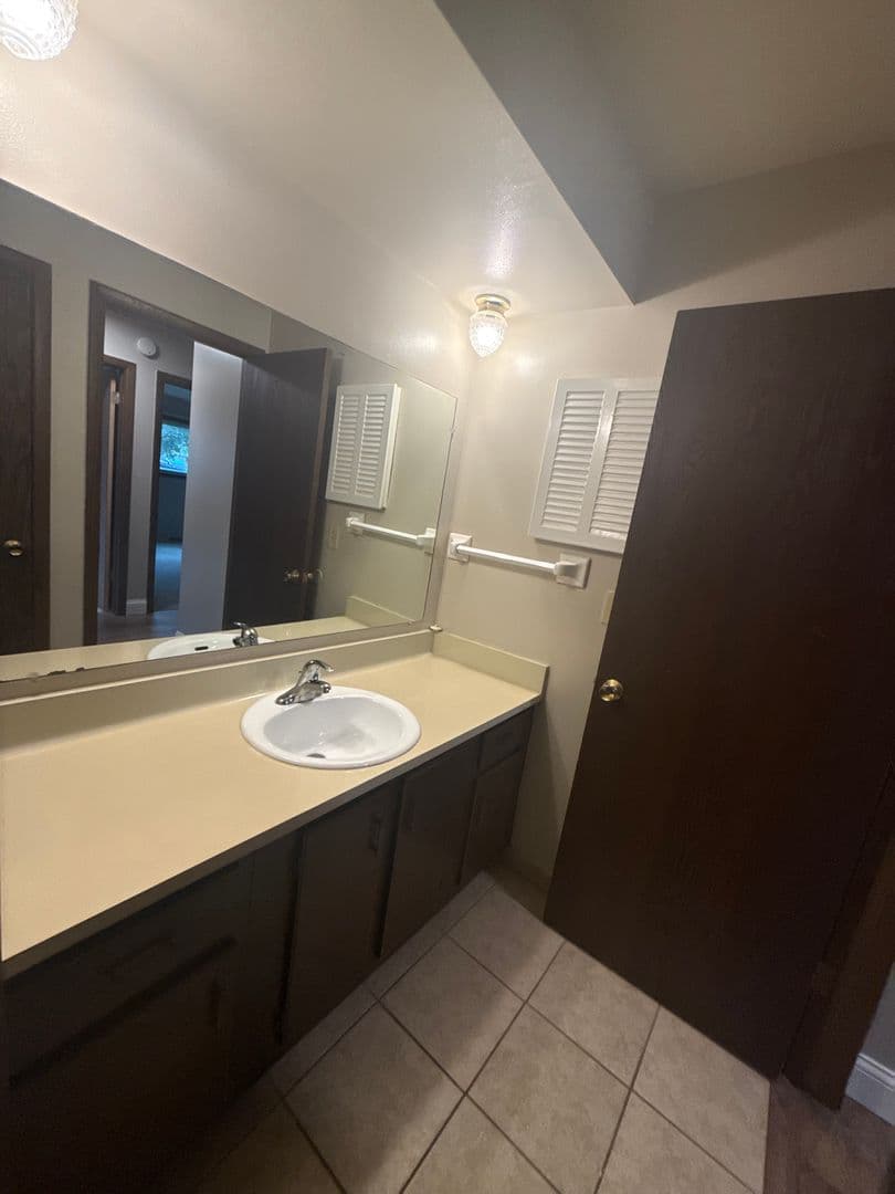 Jackson Apartment: N169W19820 Chestnut Ct.
