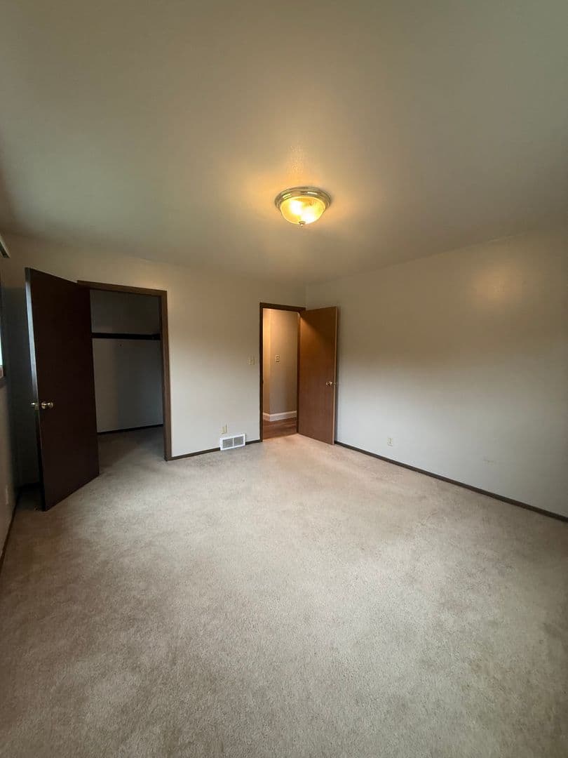 Jackson Apartment: N169W19820 Chestnut Ct.