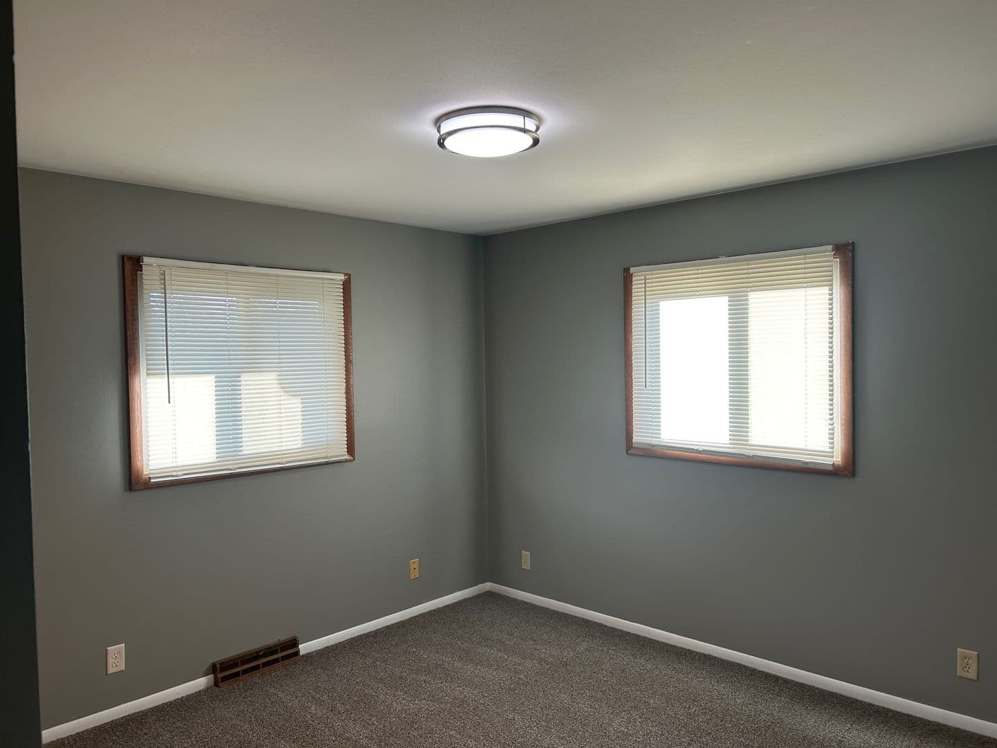 Slinger Apartment: 110 - 161 Maple Ave S