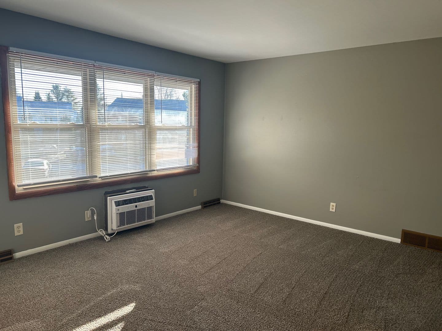Slinger Apartment: 110 - 161 Maple Ave S