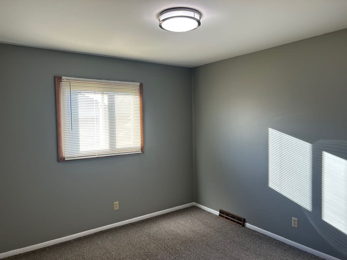 Slinger Apartment: 110 - 161 Maple Ave S