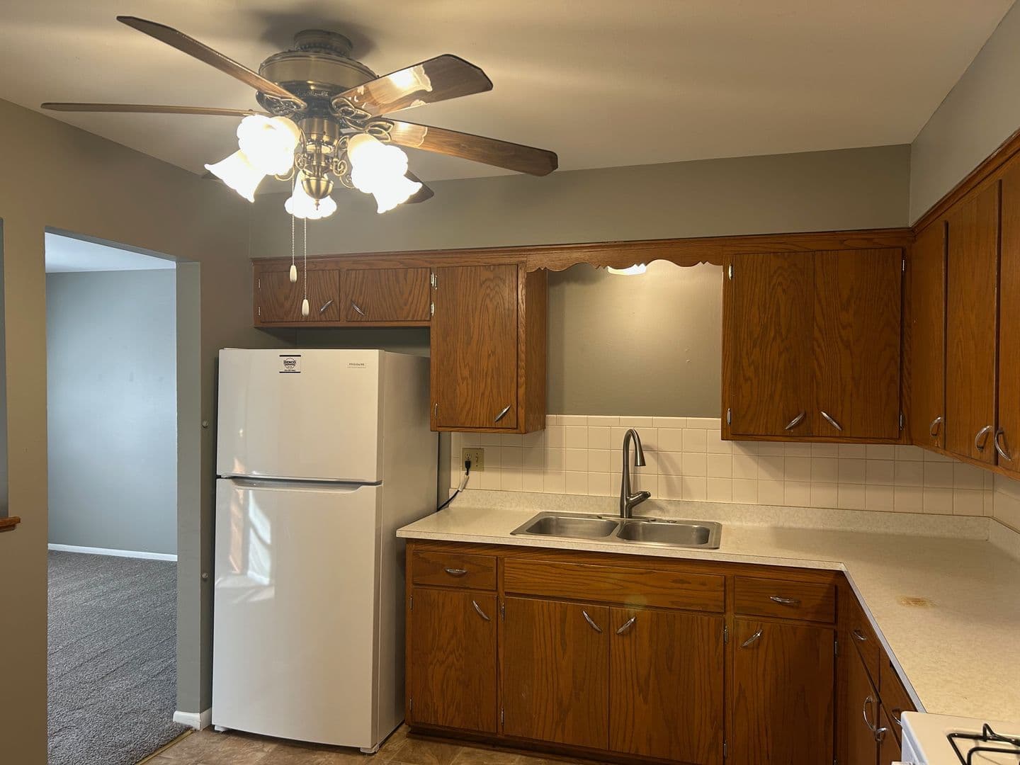 Slinger Apartment: 110 - 161 Maple Ave S