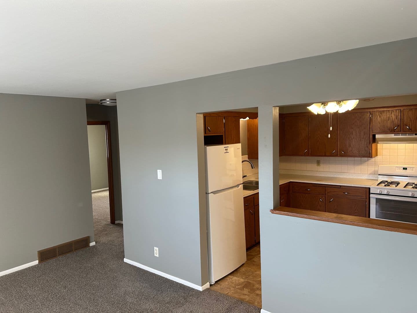 Slinger Apartment: 110 - 161 Maple Ave S
