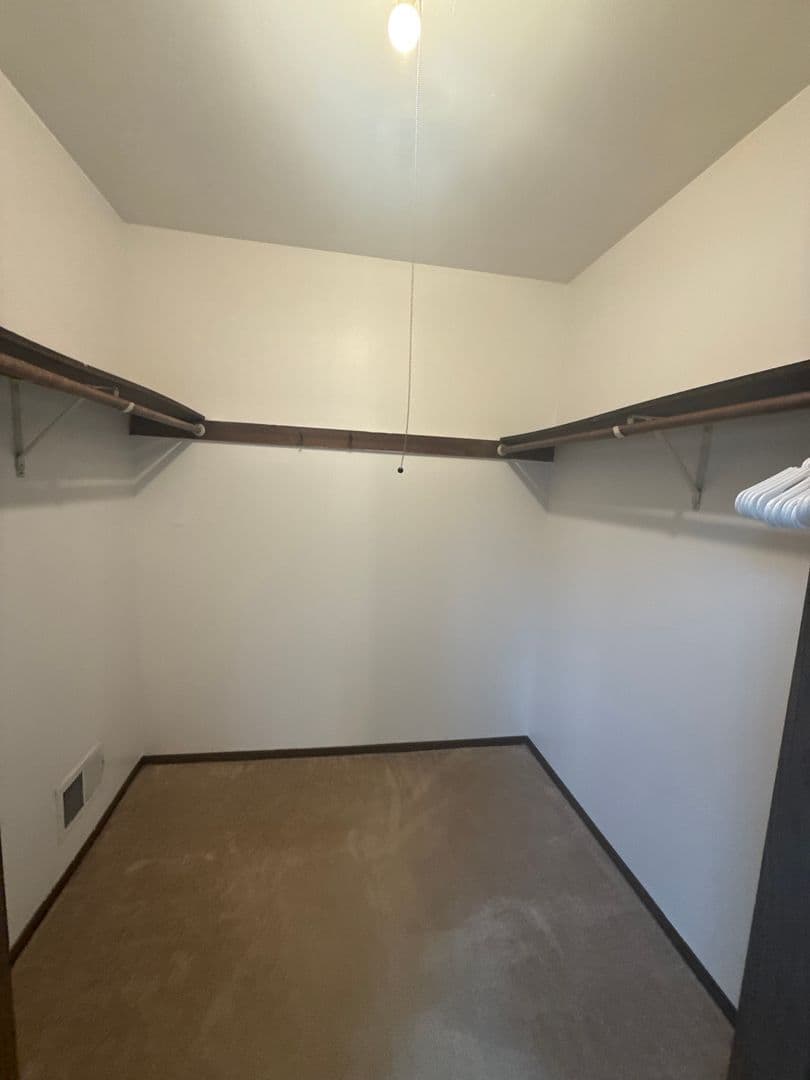 Jackson Apartment: N169W19820 Chestnut Ct.