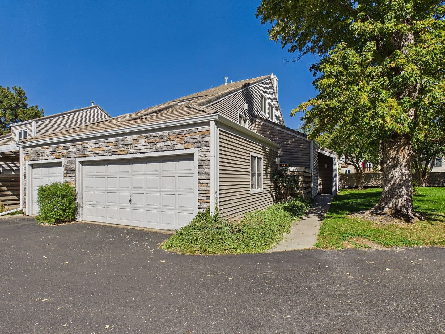 Denver House: 2284 S Yosemite Cir