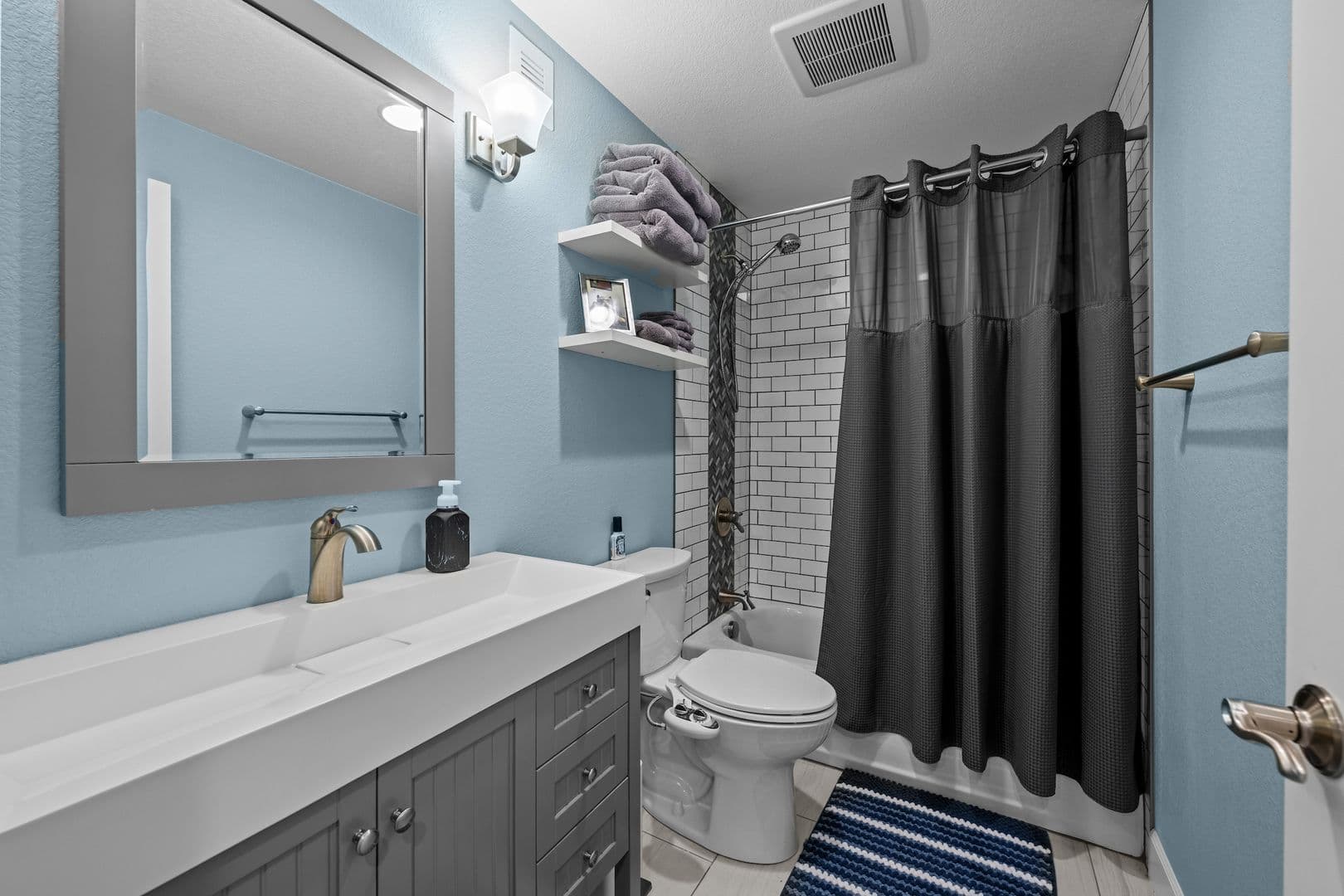 Commerce City House: 15411 Village Cir