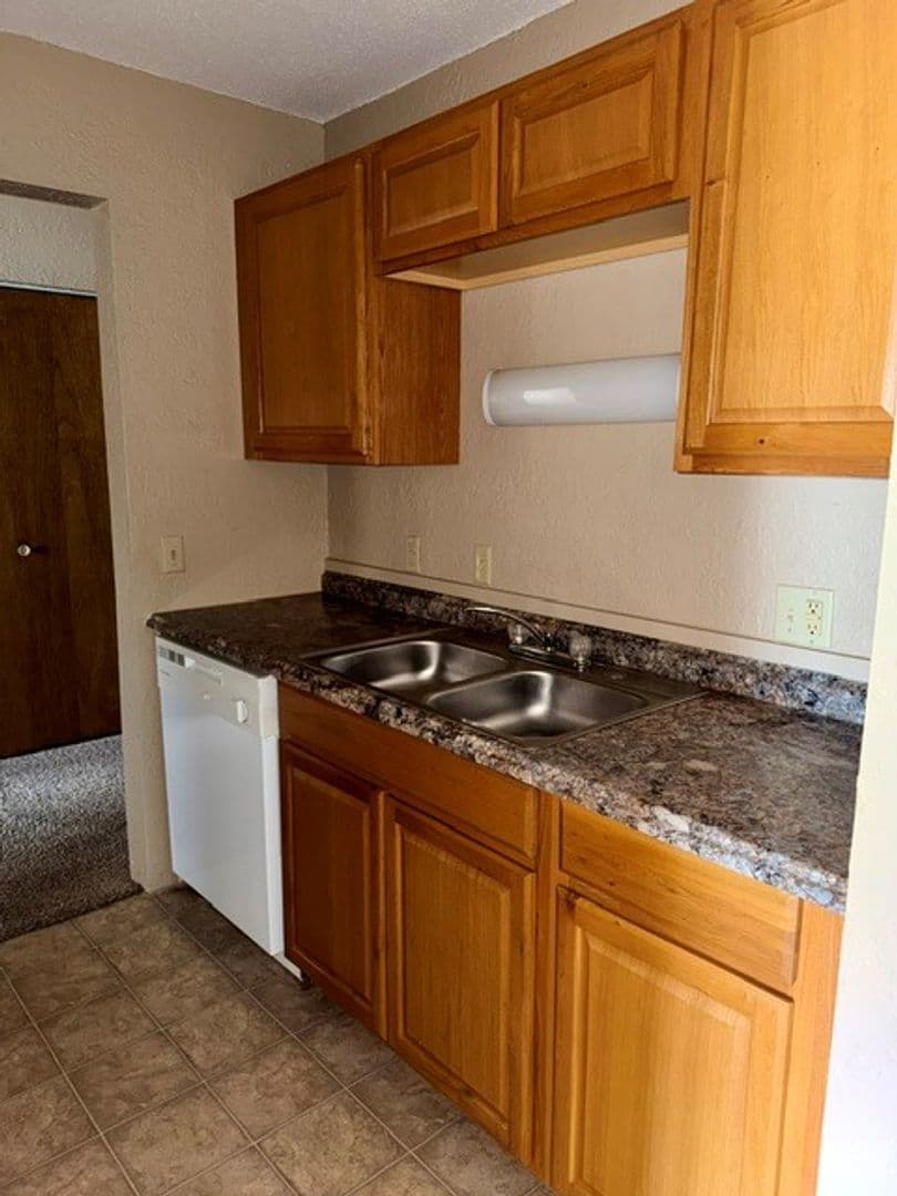 Brookings Apartment: 121, 3, 5, 7, 9, 31 12th Ave S