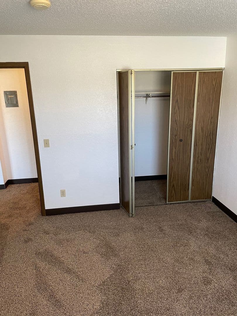 Brookings Apartment: 121, 3, 5, 7, 9, 31 12th Ave S