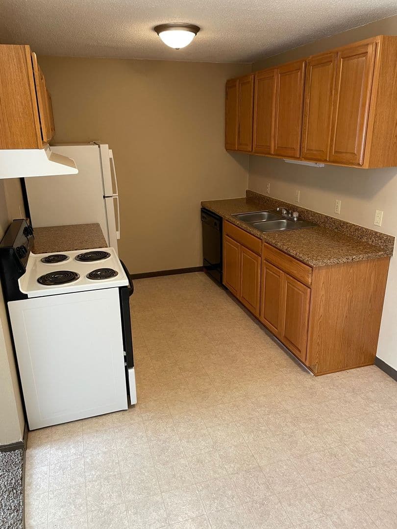 Brookings Apartment: 121, 3, 5, 7, 9, 31 12th Ave S